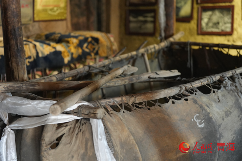 渡河工具牛皮筏子。人民網(wǎng)記者 楊啟紅