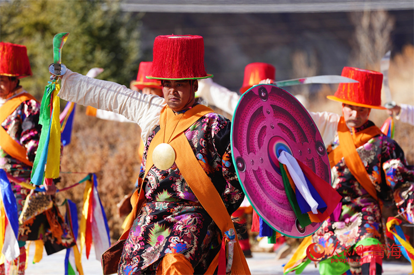 玉樹特色歌舞表演。人民網(wǎng)記者 楊啟紅攝