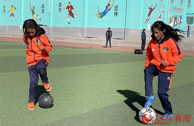 足球小將們訓(xùn)練中。人民網(wǎng) 況玉攝