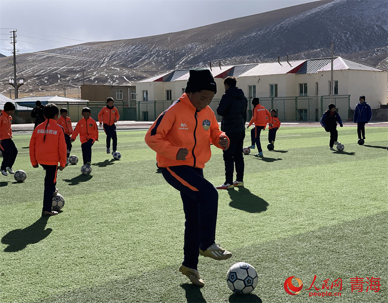 足球小將們訓(xùn)練中。人民網(wǎng) 況玉攝