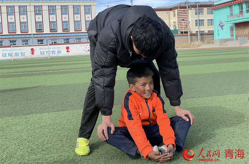 足球小將們訓(xùn)練中。人民網(wǎng) 況玉攝