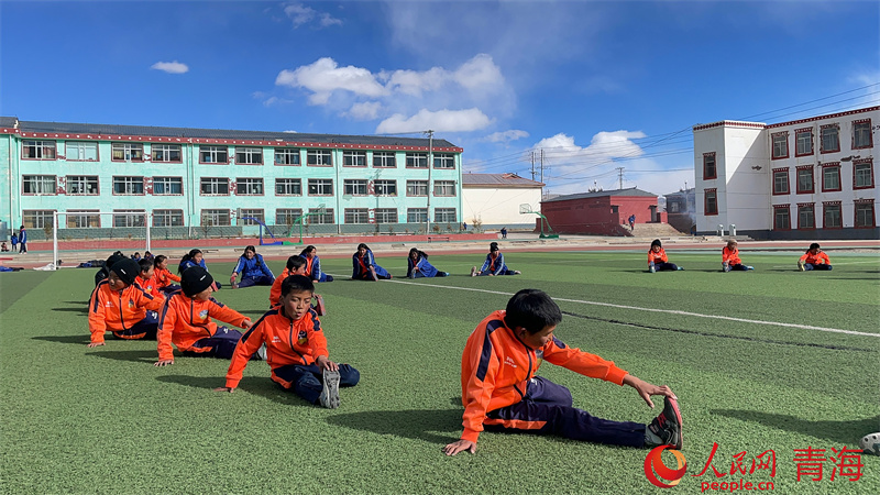 足球小將們訓(xùn)練中。人民網(wǎng) 況玉攝