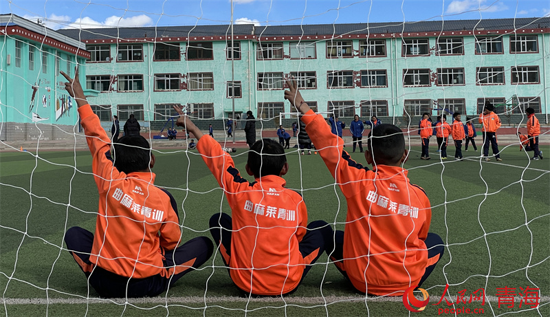 足球小將合影。人民網(wǎng) 況玉攝