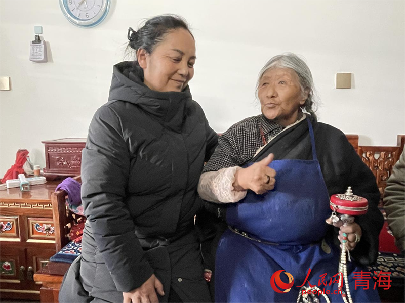 保毛才仁（右）為養(yǎng)護院點贊。人民網 況玉攝