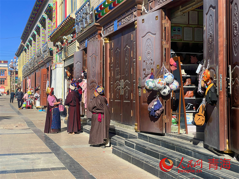 街道上來往的人群。人民網(wǎng) 況玉攝