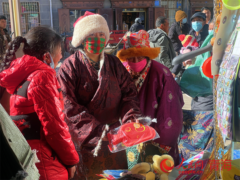 在“石榴籽”商業(yè)步行街內(nèi)選購商品的當(dāng)?shù)厝罕姟Ｈ嗣窬W(wǎng) 況玉攝