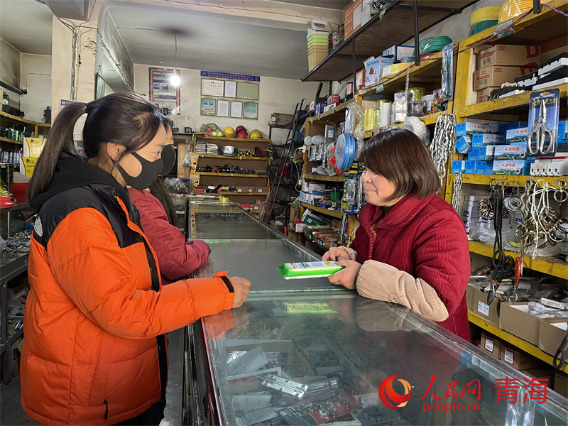 和顧客溝通的王輝（右）。人民網(wǎng) 況玉攝