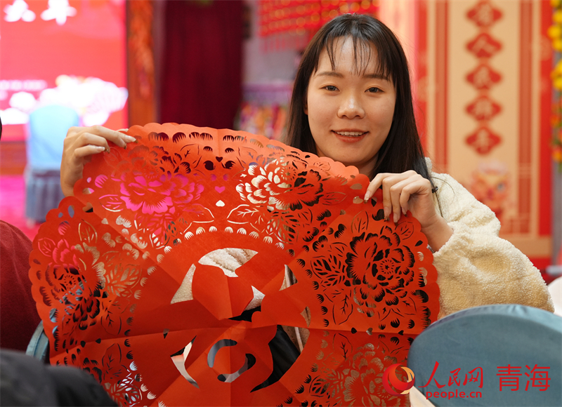 觀眾收到剪紙禮物。人民網(wǎng) 況玉攝