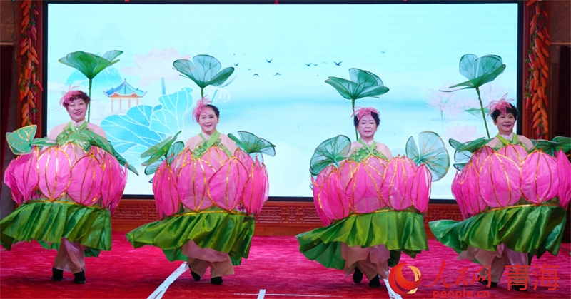 荷花船舞蹈。人民網(wǎng) 況玉攝