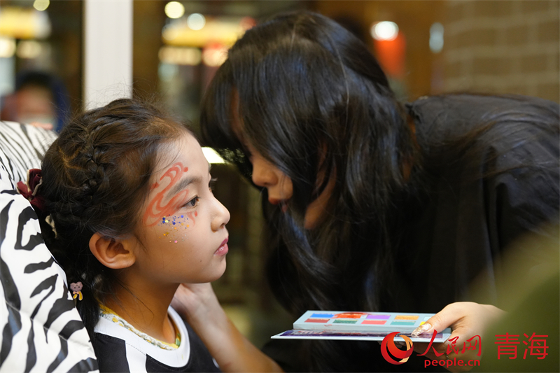 小演員在后臺化妝。人民網(wǎng) 況玉攝