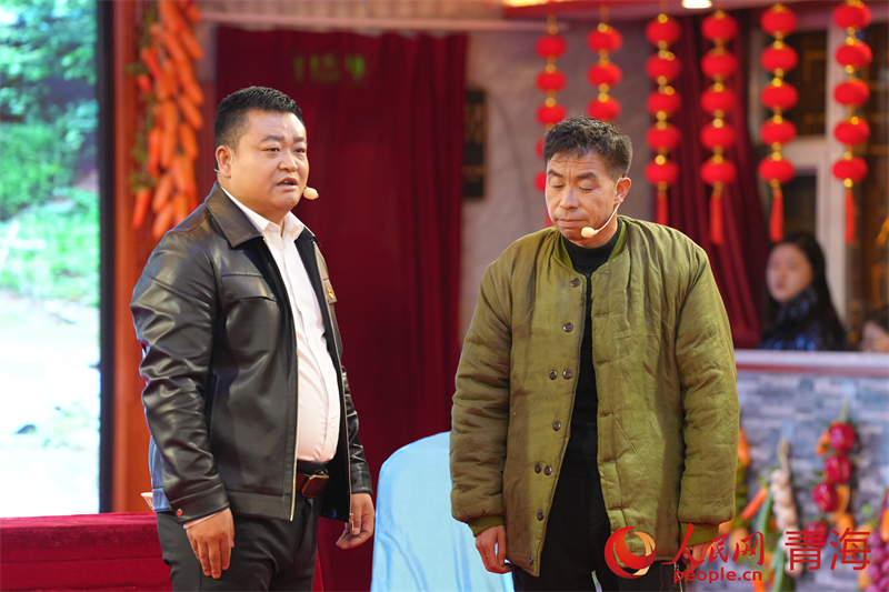 小品《懶漢脫貧》。人民網(wǎng) 況玉攝