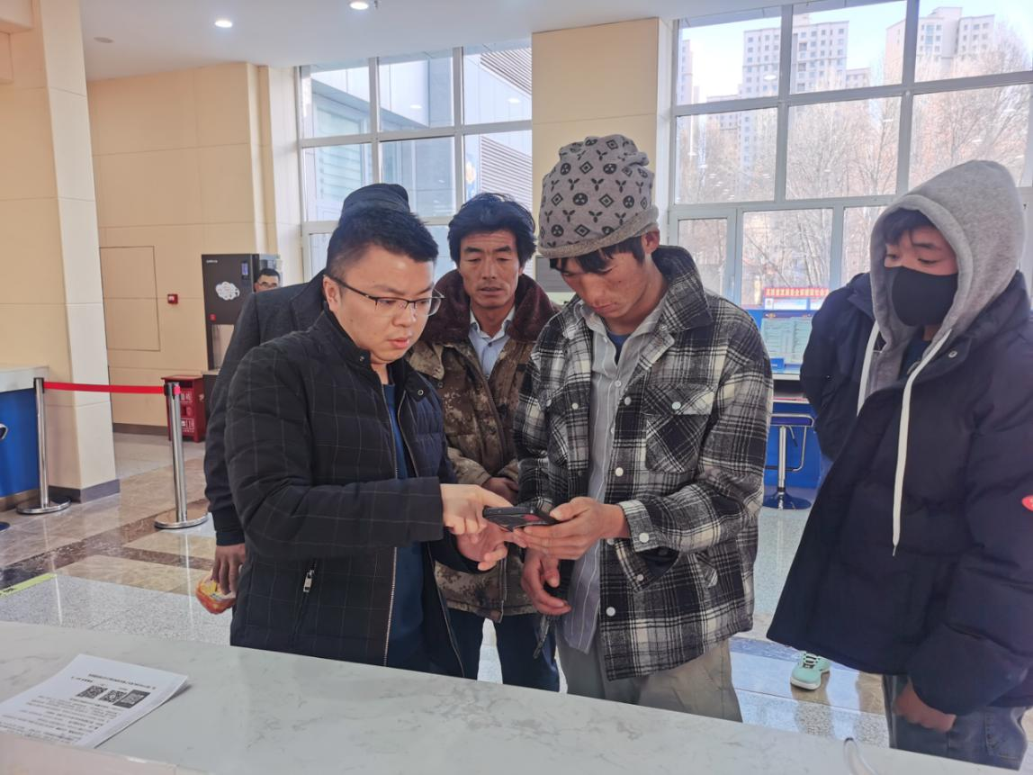 稅務人員正在為烏圖美仁鄉(xiāng)村民指導辦理發(fā)票代開。高士林攝