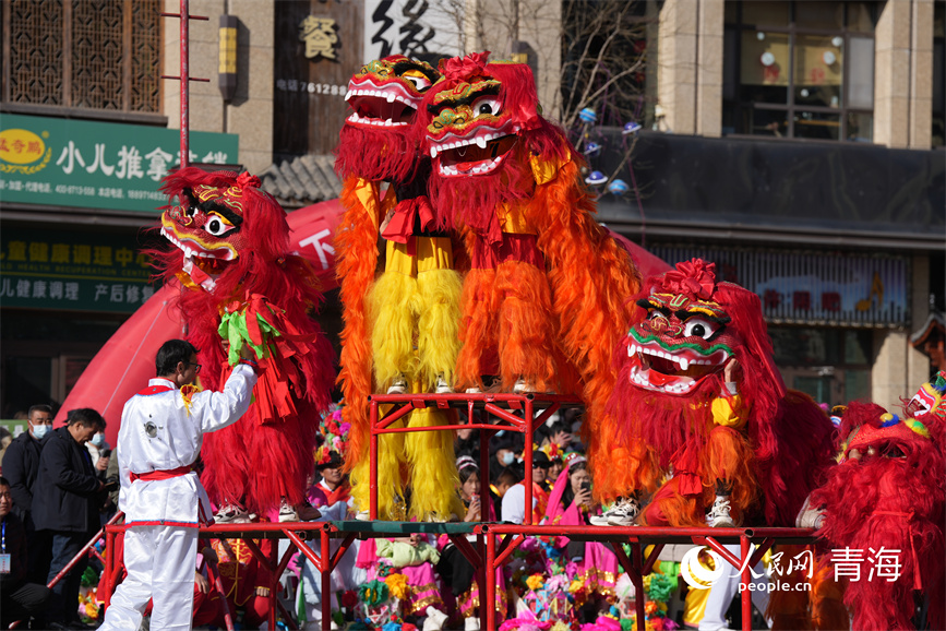 舞獅表演——《王者榮耀》。人民網 陳明菊攝 表演團隊：大通縣文化館、窯莊村、東門村  瓜拉大莊村、老營莊村