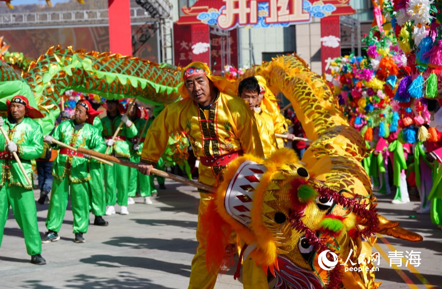 舞龍表演——《龍騰盛世》表演團隊：大通縣文化館、后莊村、阿家堡村、龍泉村、許家寨村、什家村、東門村。人民網 陳明菊攝