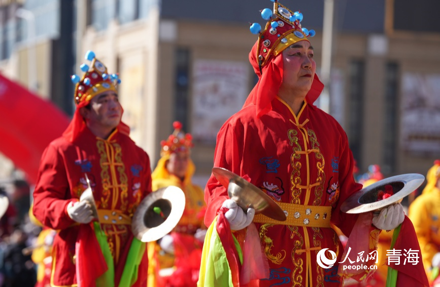 《威風鑼鼓》黃家寨鎮(zhèn)上陶村表演。人民網 陳明菊攝