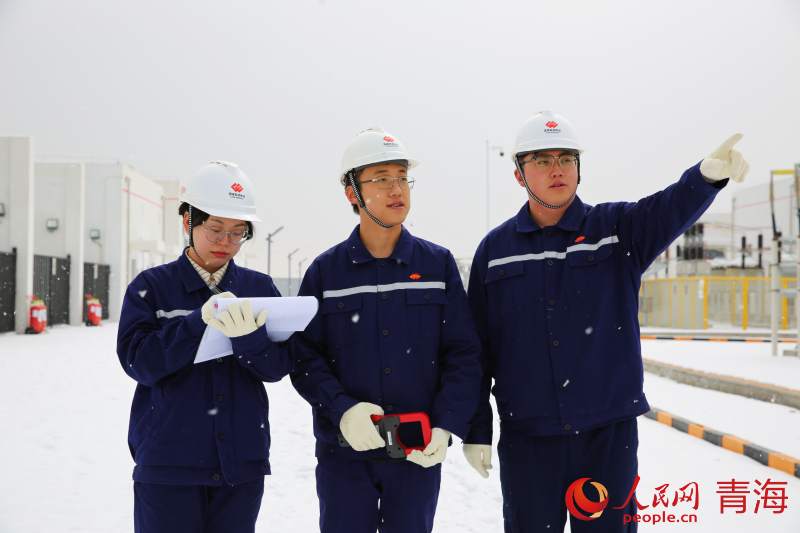 值班人員進(jìn)行日常巡檢工作。人民網(wǎng) 馬可欣攝