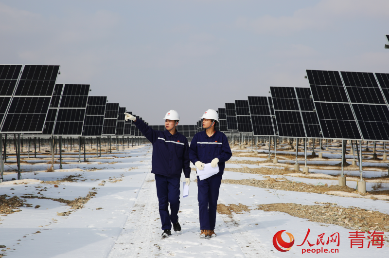 值班人員正在進(jìn)行設(shè)備巡檢工作。人民網(wǎng) 馬可欣攝