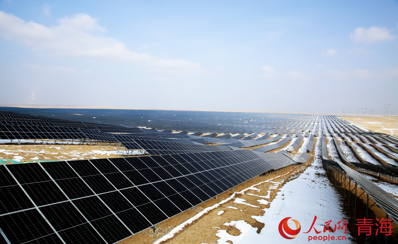 大雪后的光伏光熱園區(qū)。人民網(wǎng) 馬可欣攝