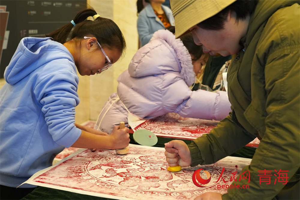 市民雕版印刷體驗(yàn)活動(dòng)。人民網(wǎng)記者 甘海瓊攝