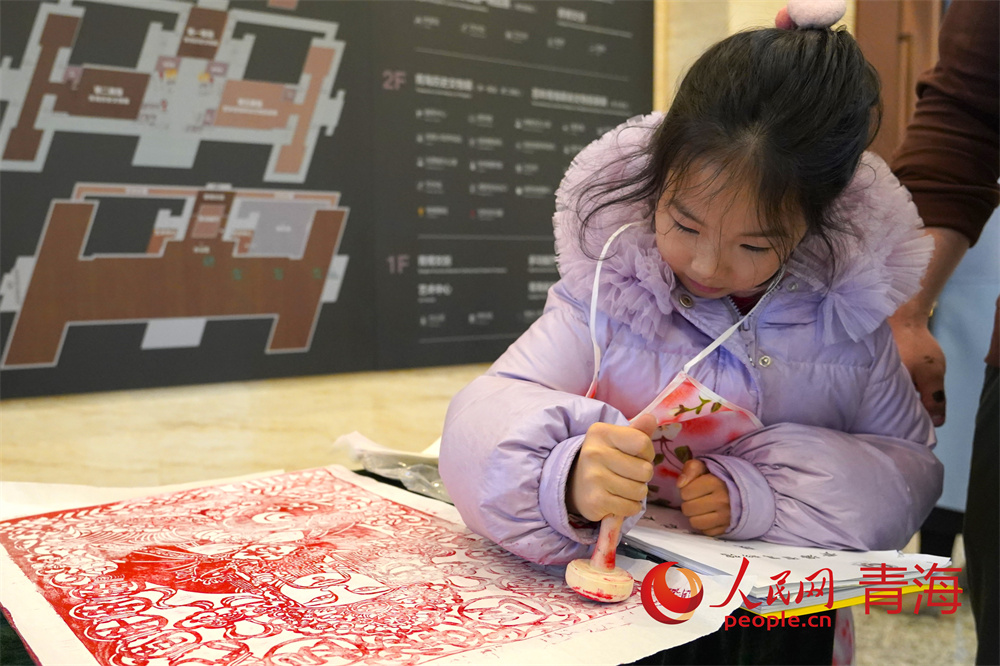 市民參與雕版印刷體驗(yàn)活動(dòng)。人民網(wǎng)記者 甘海瓊攝