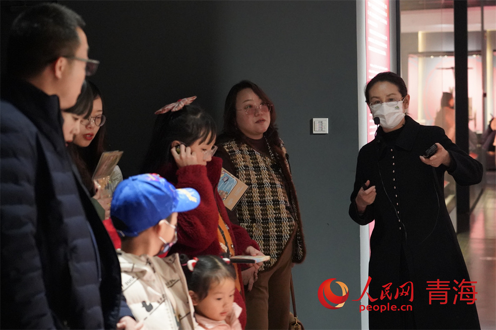 參觀博物館過新年。人民網(wǎng)記者 甘海瓊攝