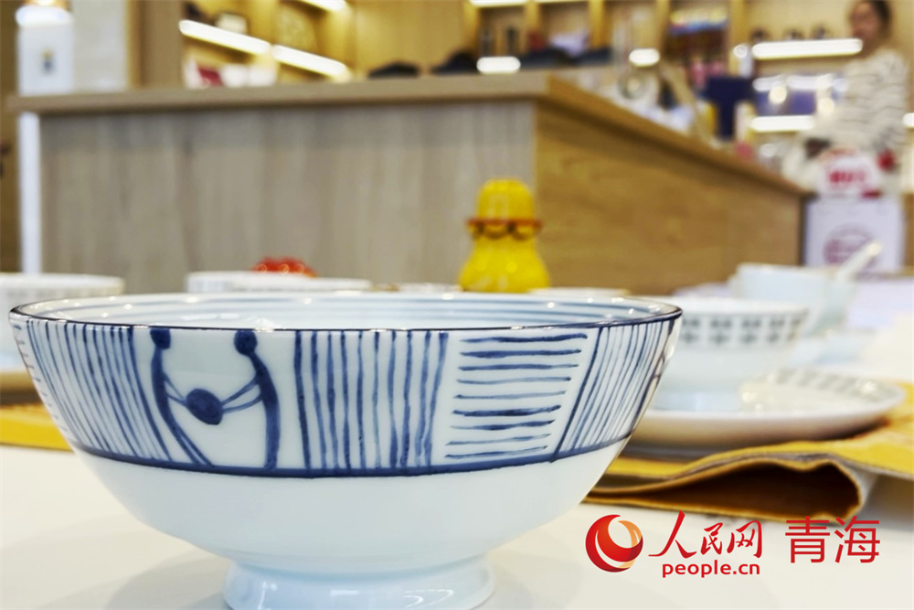 青海省博物館“雙人抬物”彩陶紋樣文創(chuàng)產(chǎn)品。人民網(wǎng)記者 甘海瓊攝