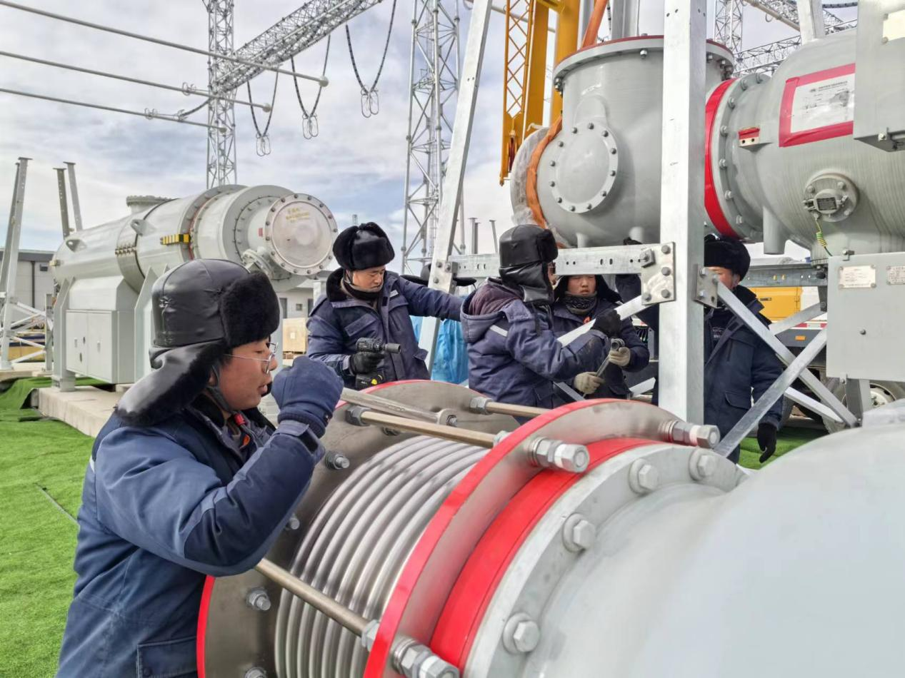 750千伏HGIS單元開蓋環(huán)節(jié)。王元明攝