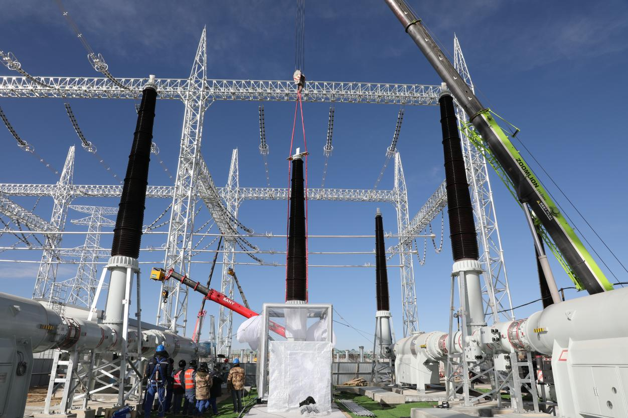 750千伏HGIS套管安裝工作。蒙珝攝