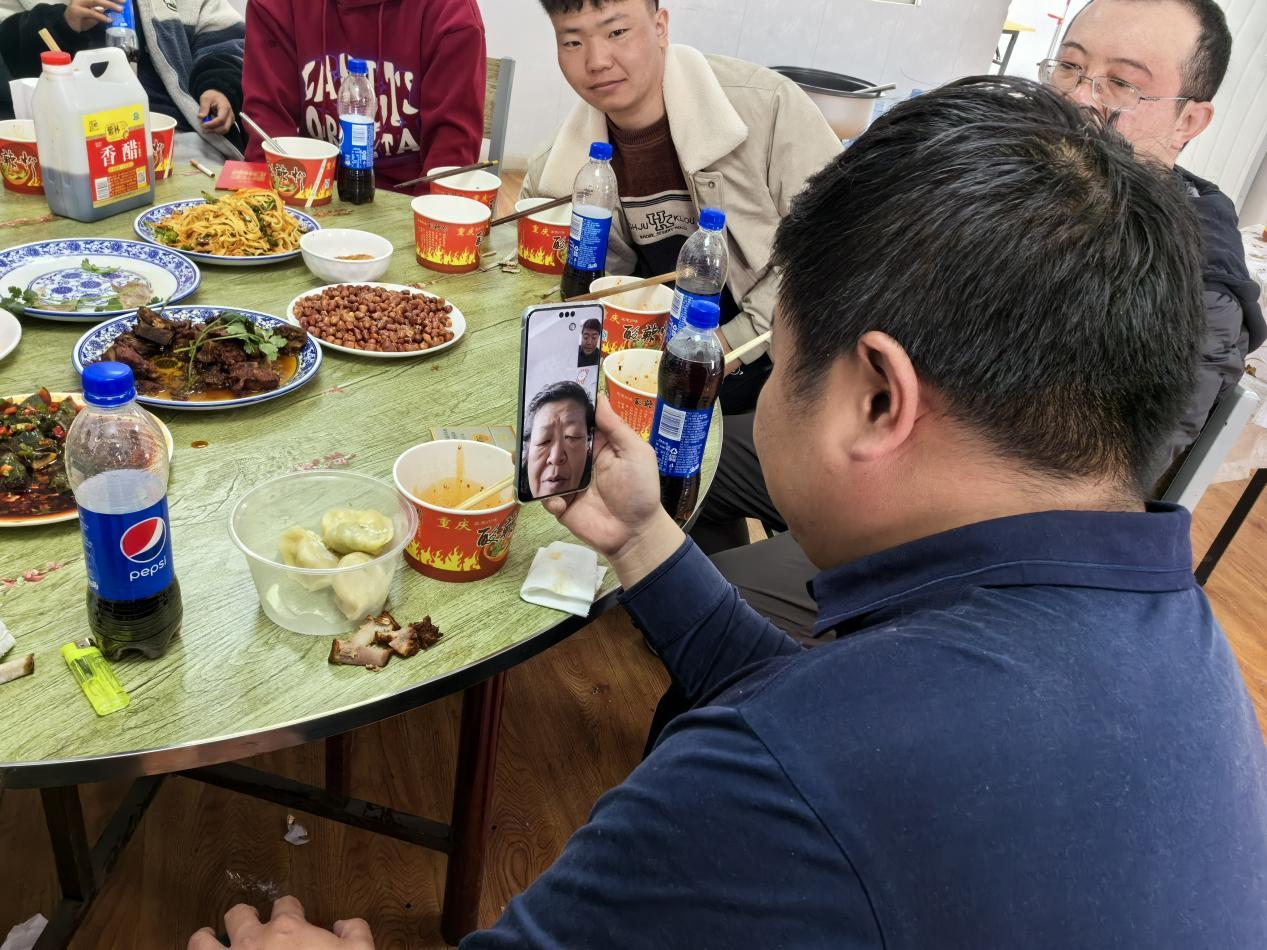 王玉琦與家人視頻。王元明攝