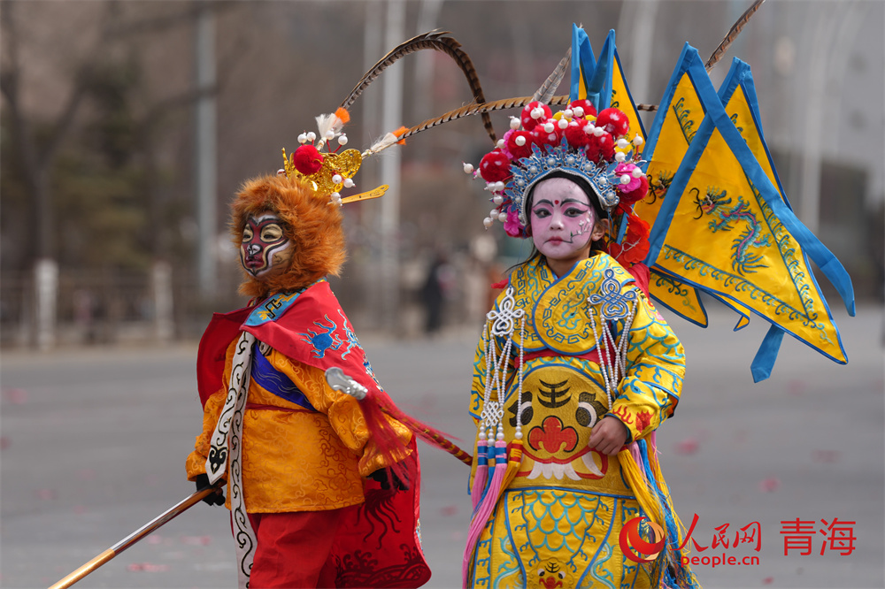 “溜達(dá)猴”和小穆桂英。人民網(wǎng)記者 甘海瓊攝