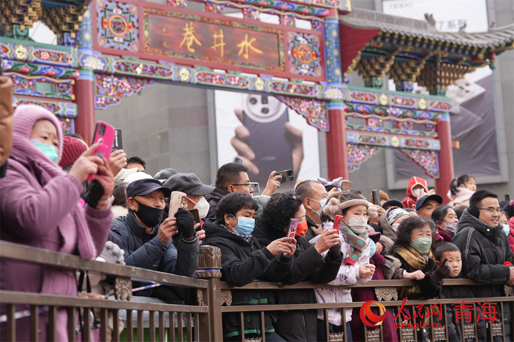 西寧市民觀看社火表演。人民網(wǎng)記者 甘海瓊攝
