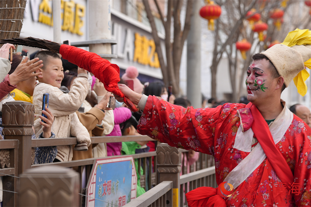 社火演員和市民互動。人民網(wǎng)記者 甘海瓊攝