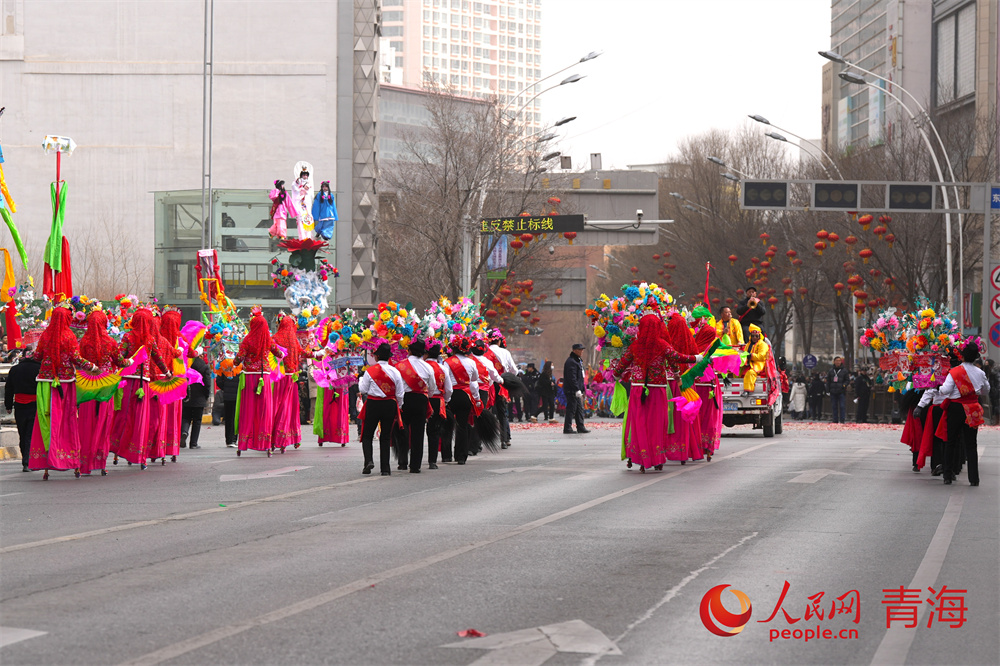 西寧優(yōu)秀社火集中巡演寸蹺表演。人民網(wǎng)記者 甘海瓊攝