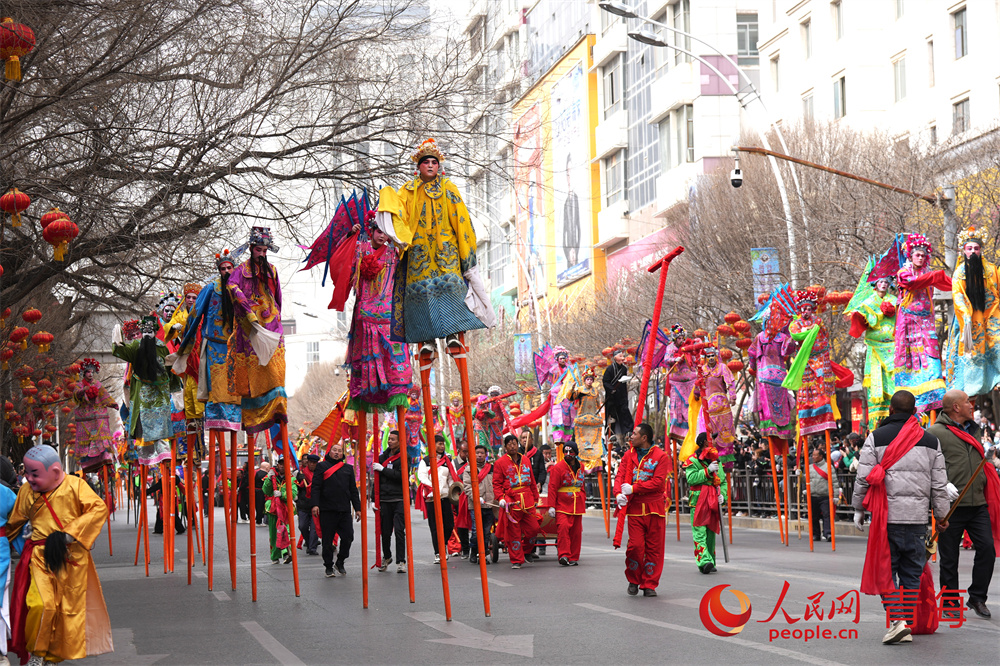 西寧優(yōu)秀社火集中巡演高蹺表演。人民網(wǎng)記者 甘海瓊攝