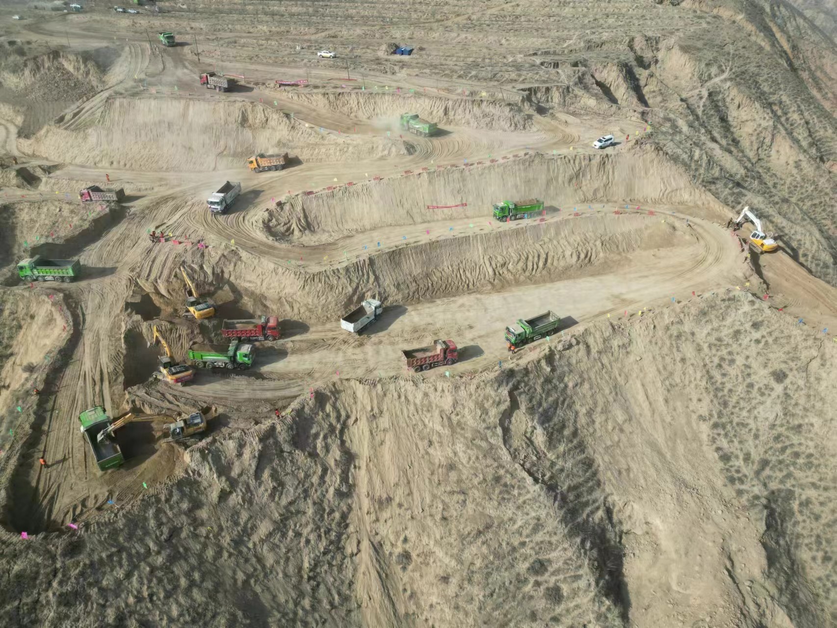 紅崖山高邊坡地震應(yīng)急治理項目施工現(xiàn)場。青海省交通運輸廳供圖