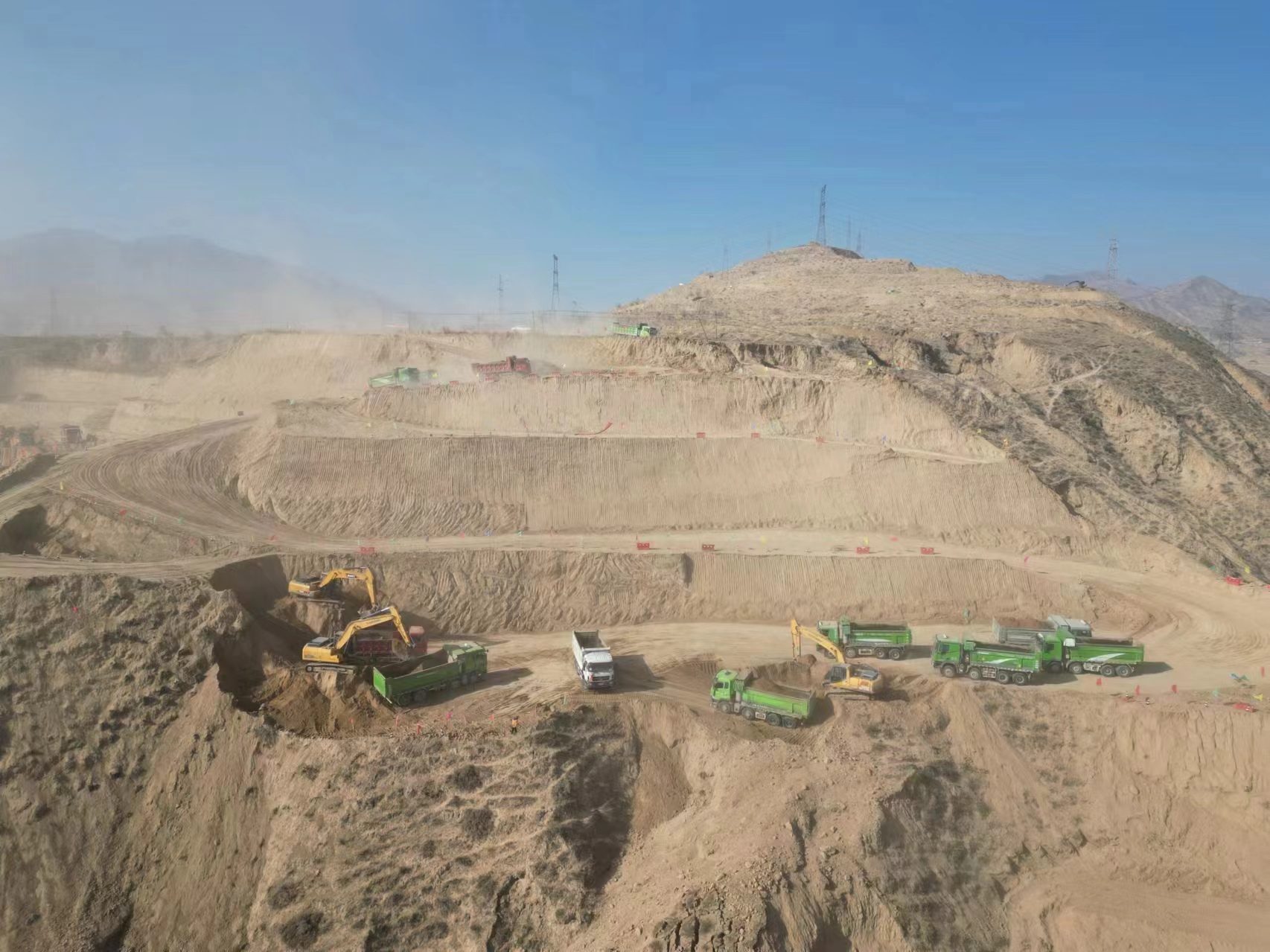 紅崖山高邊坡地震應(yīng)急治理項目施工現(xiàn)場。青海省交通運輸廳供圖