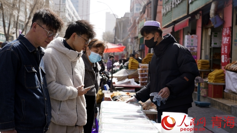 市民選購小吃。人民網(wǎng) 況玉攝