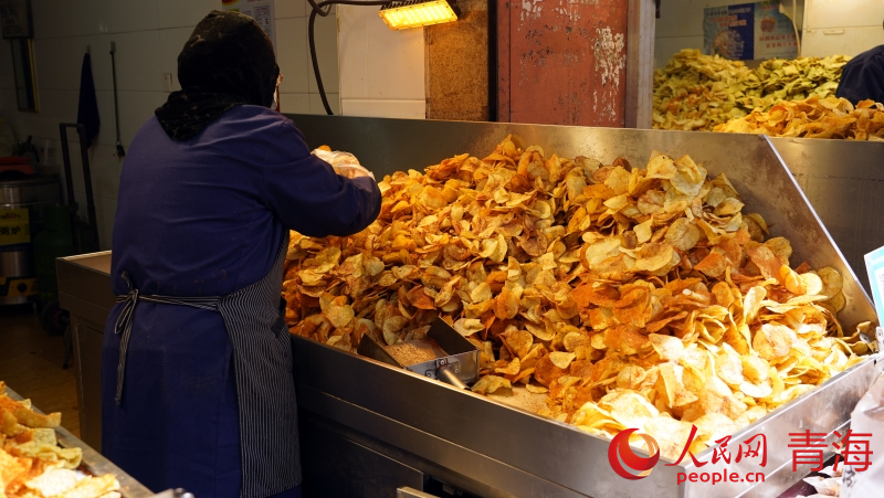 讓人垂涎欲滴的土豆片。人民網(wǎng)記者 劉沛然攝