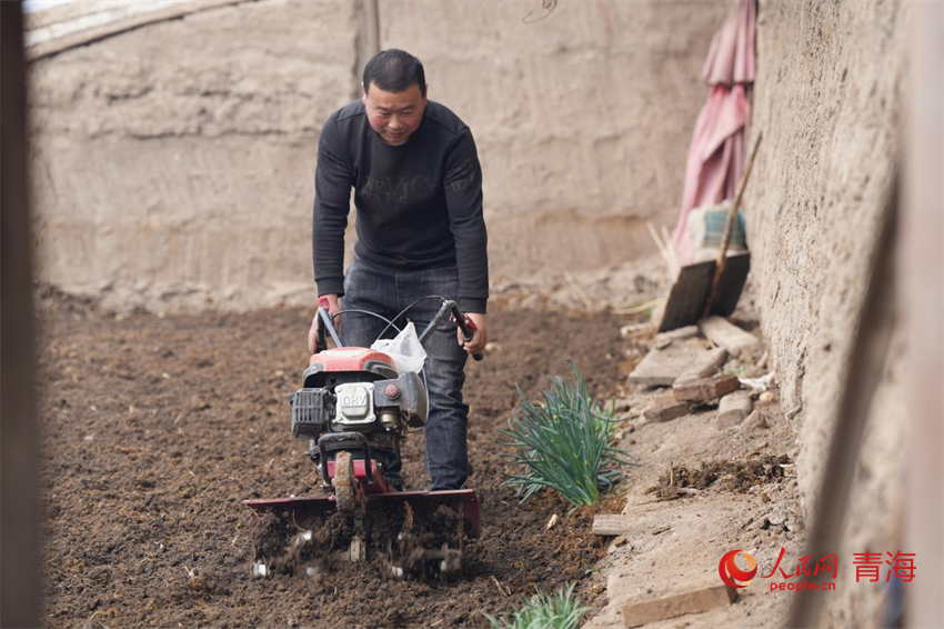 村民忙著平整土地。人民網(wǎng) 陳明菊攝