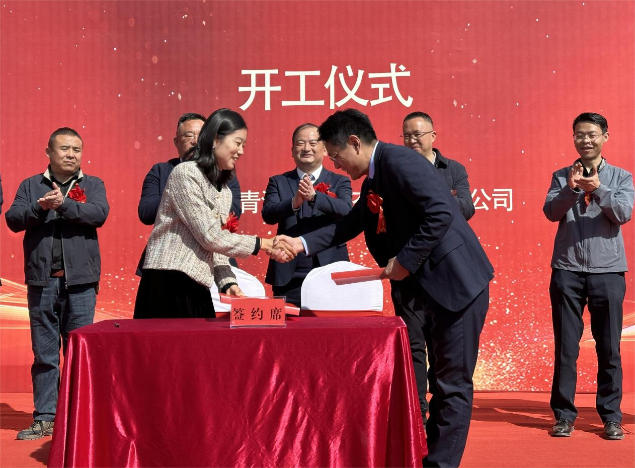 大堡子鎮(zhèn)人民政府與企業(yè)完成項目簽約。李昊攝