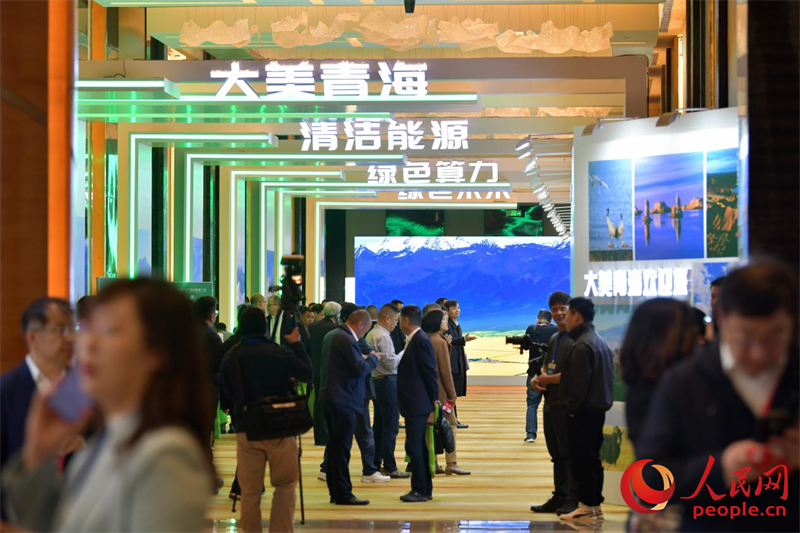 與會(huì)領(lǐng)導(dǎo)嘉賓參觀推介展覽。人民網(wǎng)記者 任峰濤攝