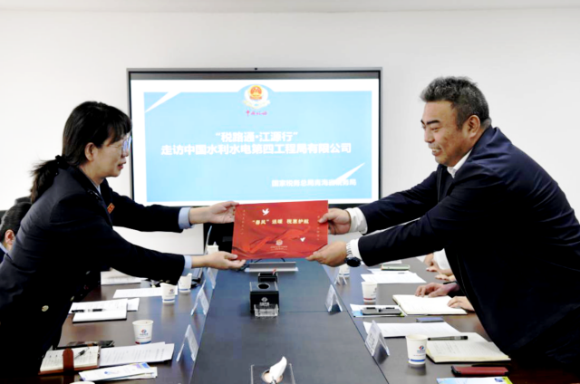 青海省稅務(wù)局“稅路通·江源行”進企業(yè)推介宣講并贈送政策大禮包。索南尼瑪攝