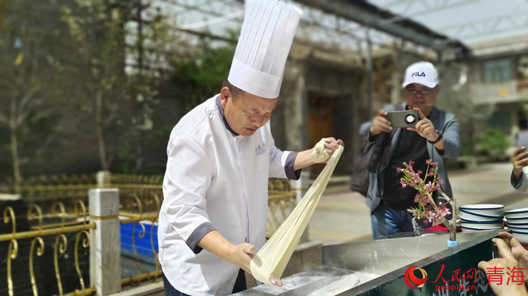 媒體記者采訪拍攝化隆拉面。人民網(wǎng)記者 張莉萍攝