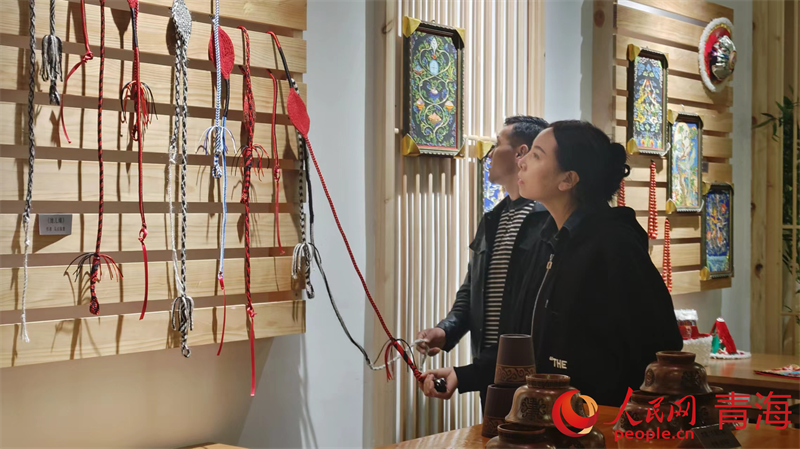 正在內(nèi)參觀的群眾。人民網(wǎng)記者 張莉萍攝