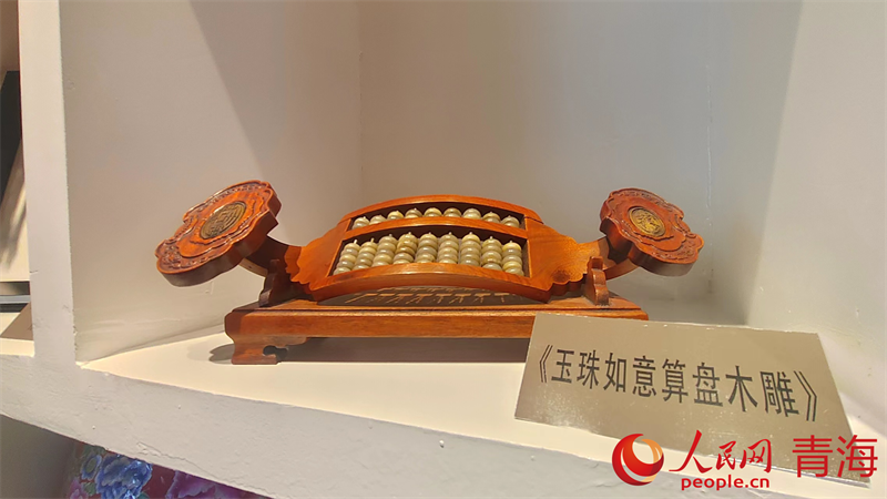 非遺體驗(yàn)基地內(nèi)展示的木雕作品。人民網(wǎng)記者 張莉萍攝