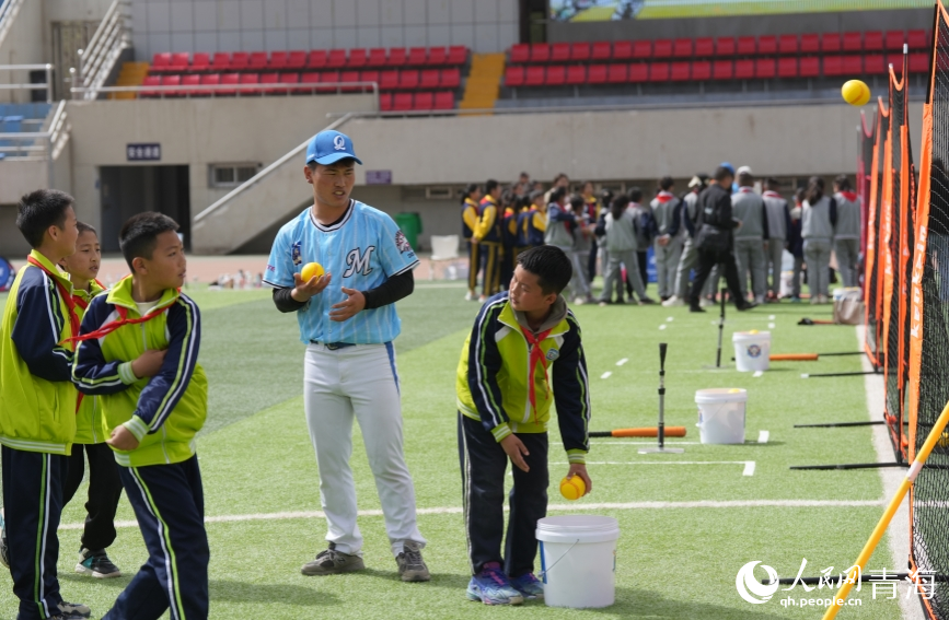 教練指導(dǎo)規(guī)范動(dòng)作。人民網(wǎng) 陳明菊攝