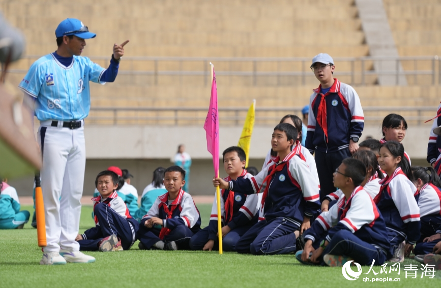 教練講解棒球知識。人民網(wǎng) 陳明菊攝