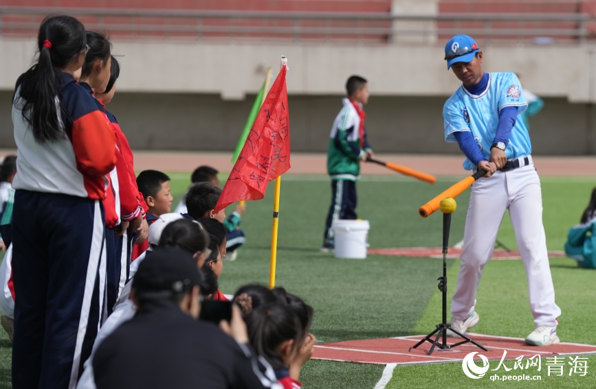 教練示范指導(dǎo)。人民網(wǎng) 陳明菊攝