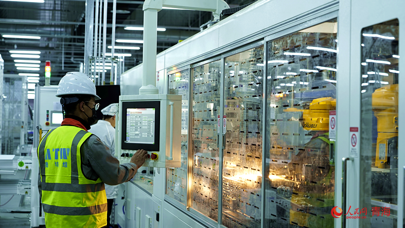 天合光能生產(chǎn)車間。人民網(wǎng)記者 楊啟紅攝