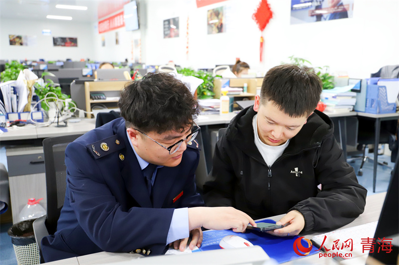 “稅費(fèi)管家”幫助企業(yè)員工進(jìn)行個(gè)稅匯算。人民網(wǎng) 況玉攝